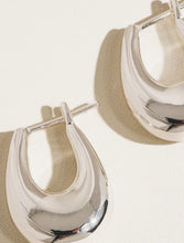 Cargar imagen en el visor de la galería, Quinnie 18K Gold Classic Silver Hoop Earrings
