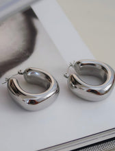 Load image into Gallery viewer, Hunter 18K Gold Classic Silver Hoop Earrings
