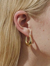 Cargar imagen en el visor de la galería, Quinnie 18K Gold Classic Silver Hoop Earrings
